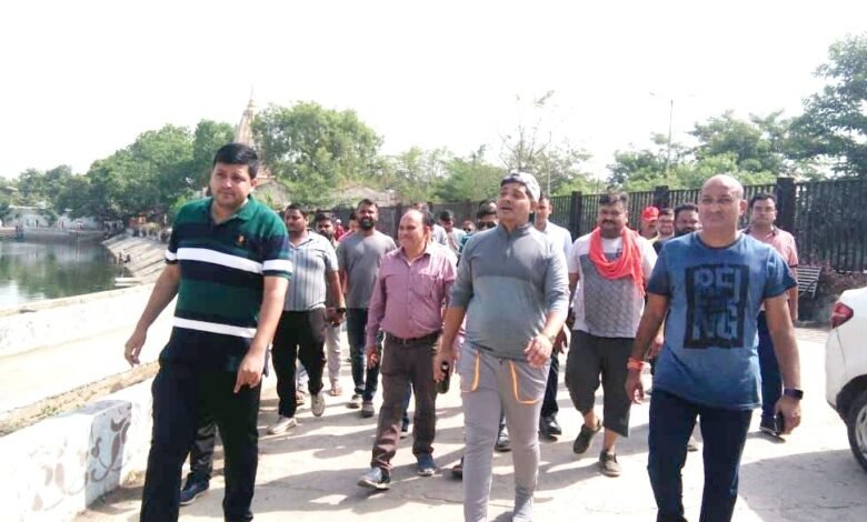एनजीओ, रिटायर्ड फौजियों के साथ नरैय्या तालाब की सफाई में उतरे महापौर और कमिश्नर 1 aamaadmi.in