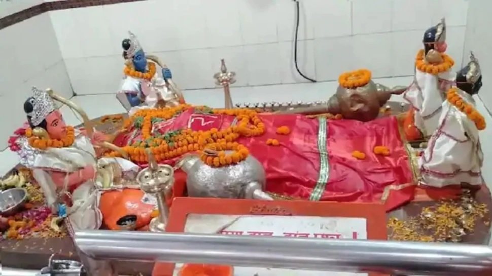 टीका लगाकर मंदिर में घुसा और तोड़ डाली हनुमान जी की मूर्ति, लगाए नारे