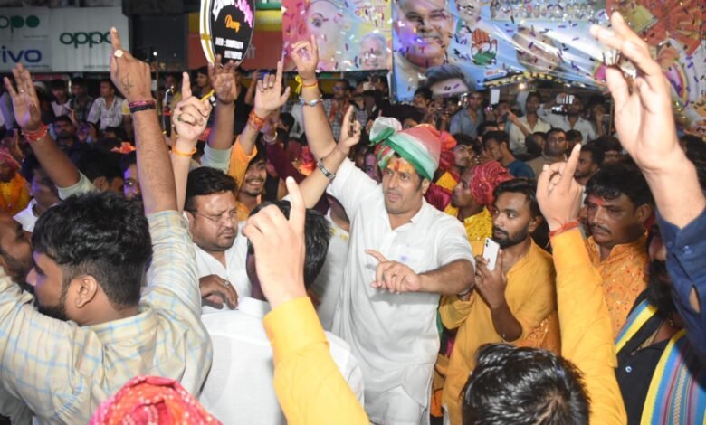 बरसते पानी में विधायक विकास उपाध्याय ने फूल बरसाकर पूरी रात गणेश समितियो का किया स्वागत 1 aamaadmi.in