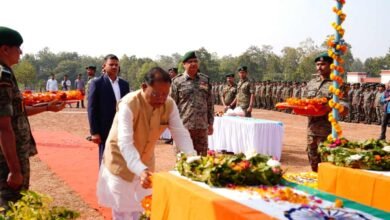 रायपुर: मुख्यमंत्री विष्णु देव साय ने शहीद जवानों के पार्थिव शरीर पर पुष्पचक्र अर्पित कर श्रद्धांजलि दी
