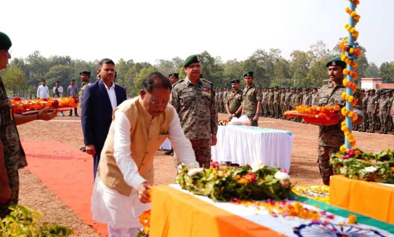 रायपुर: मुख्यमंत्री विष्णु देव साय ने शहीद जवानों के पार्थिव शरीर पर पुष्पचक्र अर्पित कर श्रद्धांजलि दी