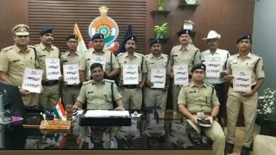 रायपुर: 12 पुलिसकर्मी बने "कॉप ऑफ द मंथ", वरिष्ठ पुलिस अधीक्षक संतोष सिंह ने किया सम्मानित