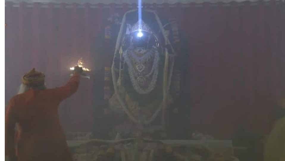 अयोध्या के राम मंदिर में रामलला का सूर्य तिलक सूर्यदेव ने किया