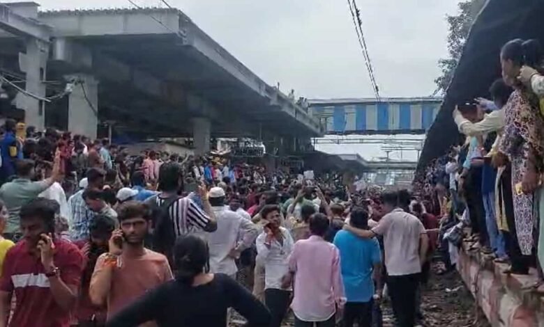 Badlapur news: बदलापुर में बच्चियों से यौन उत्पीड़न पर जनता का आक्रोश, प्रदर्शन के दौरान ट्रेनें रोकी गईं 1 Badlapur news