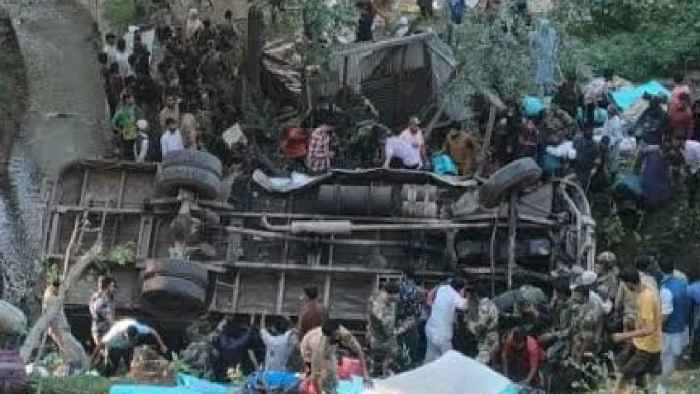 जम्मू कश्मीर: बडगाम में BSF जवानों से भरी बस खाई में गिरी, 28 घायल