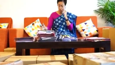 Delhi में CM आवास पर आतिशी को नहीं मिला प्रवेश, पैक सामान के बीच काम करती दिखी