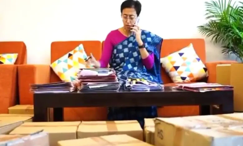 Delhi में CM आवास पर आतिशी को नहीं मिला प्रवेश, पैक सामान के बीच काम करती दिखी