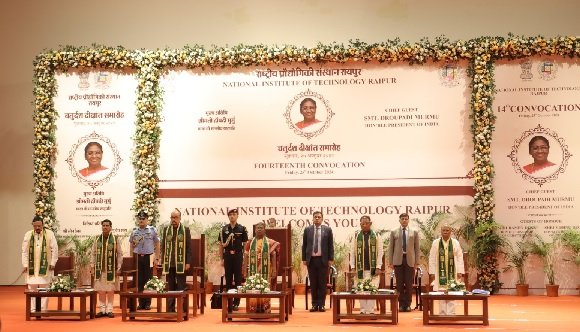 राष्ट्रपति द्रौपदी मुर्मु के हाथों इंजीनियरिंग के होनहार विद्यार्थियों को मिला स्वर्ण पदक 1 aamaadmi.in