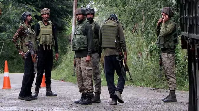 जम्मू-कश्मीर में सेना पर फायरिंग, जवाबी कार्रवाई में आतंकी ढेर 1 Kulgam Encounter: कुलगाम मुठभेड़: 5 आतंकी ढेर, सेना का बड़ा ऑपरेशन
