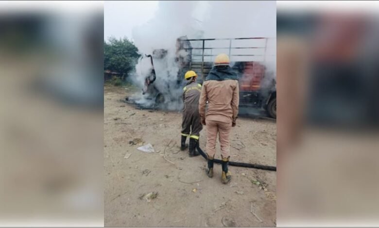 ग्रेटर नोएडा: चलते ट्रक में अचानक लगी आग, ड्राइवर ने कूदकर खुद को बचाया