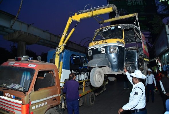 अब सड़कों के बाधित ट्रैफिक से छुटकारा दिलाने मार्ग के किनारे खड़ी वाहनों और अतिक्रमण पर होगी कार्रवाई