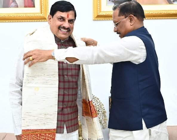 मुख्यमंत्री साय ने मुख्यमंत्री डॉ. मोहन यादव का निवास में किया स्वागत