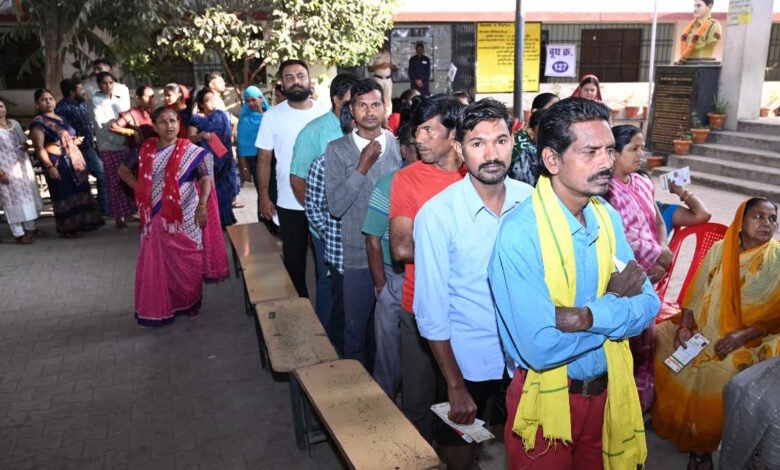 रायपुर दक्षिण विधानसभा उपचुनाव के लिए मतदान जारी, लंबी-लंबी लाइन