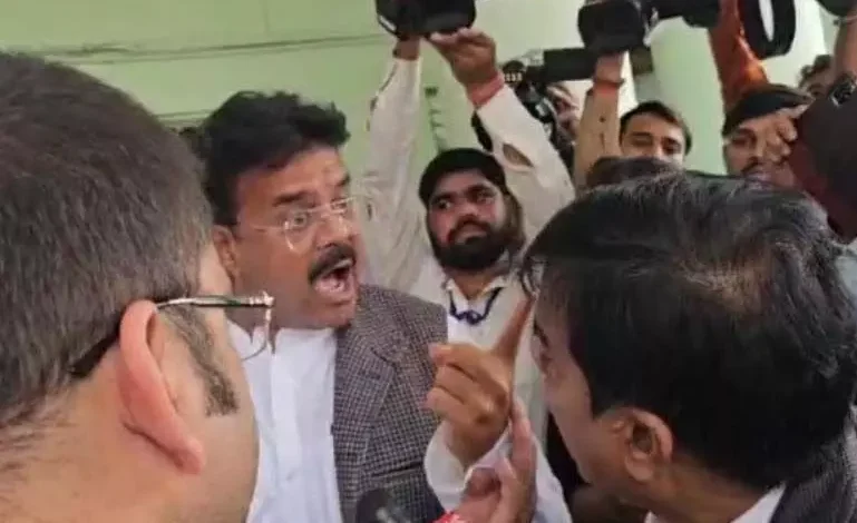छत्तीसगढ़ विधानसभा में हंगामा: पत्रकार के साथ भूपेश बघेल की गरमागरम बहस