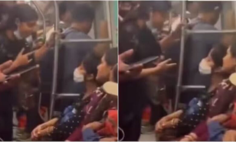Delhi Metro Viral Video: मेरा बॉयफ्रेंड दिल्ली पुलिस में है" - मेट्रो की वायरल लड़ाई