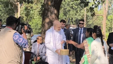 नक्सलगढ़ में पहुंचे अमित शाह, महुए के पेड़ के नीचे बैठ ग्रामीणों से की बातचीत