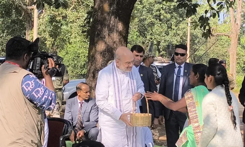 नक्सलगढ़ में पहुंचे अमित शाह, महुए के पेड़ के नीचे बैठ ग्रामीणों से की बातचीत 1 नक्सलगढ़ में पहुंचे अमित शाह, महुए के पेड़ के नीचे बैठ ग्रामीणों से की बातचीत