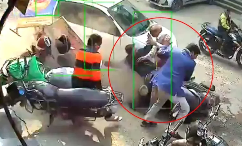 Delhi Road Accident: दिल्ली में नाबालिग कार चालक ने दादा पोते को रौंदा,बच्चा कार के नीचे फंसा 1 Delhi Road Accident