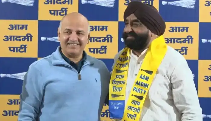 AAP ने बीजेपी नेता बिट्टू को शामिल किया, पार्टी की कमजोरियों को ढकने की कोशिश है 1 AAP ने बीजेपी नेता बिट्टू को शामिल किया, पार्टी की कमजोरियों को ढकने की कोशिश है