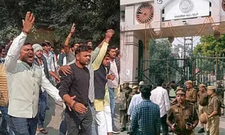 वाराणसी में बवाल: उदय प्रताप कॉलेज में छात्रों ने किया हनुमान चालीसा पाठ 1 वाराणसी में बवाल: उदय प्रताप कॉलेज में छात्रों ने किया हनुमान चालीसा पाठ