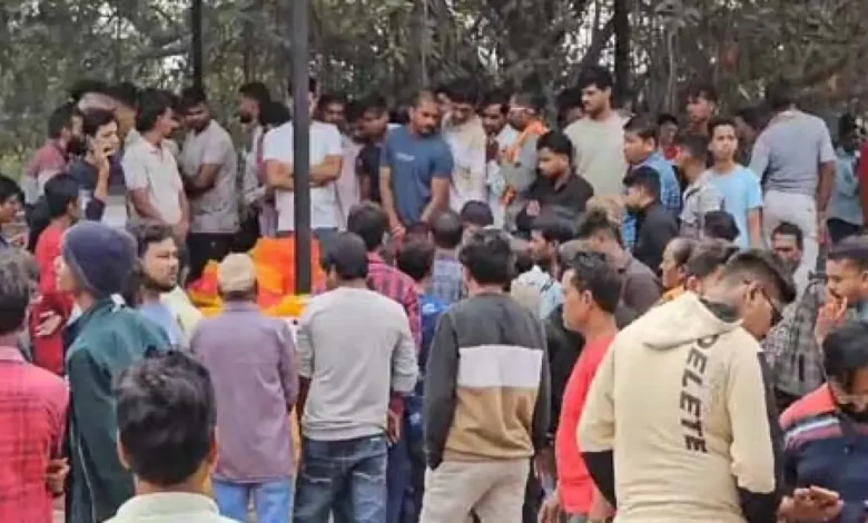 रायपुर में शोक की लहर, चार दोस्तों की एक साथ निकली अर्थी 1 रायपुर में शोक की लहर, चार दोस्तों की एक साथ निकली अर्थी