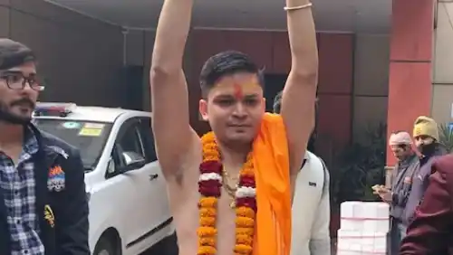 CM आतिशी के खिलाफ ट्रांसजेंडर राजन सिंह ने भरा नामांकन, कहा- "मैं कालका मां का बेटा" 1 CM आतिशी के खिलाफ ट्रांसजेंडर राजन सिंह ने किया नामांकन, खुद को बताया कालका मां का बेटा