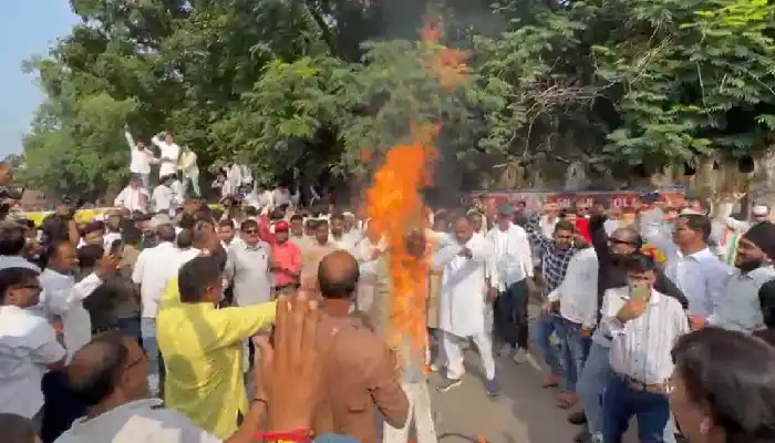 प्रदेशभर में कांग्रेस का प्रदर्शन : मुख्य चुनाव आयुक्त को हटाने की मांग, रायपुर में निकाला पैदल मार्च, पीएम और ज्ञानेश कुमार का फूंका पुतला 1 aamaadmi.in