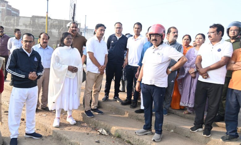 उप मुख्यमंत्री अरुण साव निकले स्कूटी पर, शहर भ्रमण कर सफाई और निर्माण कार्यों का किया निरीक्षण 1 aamaadmi.in