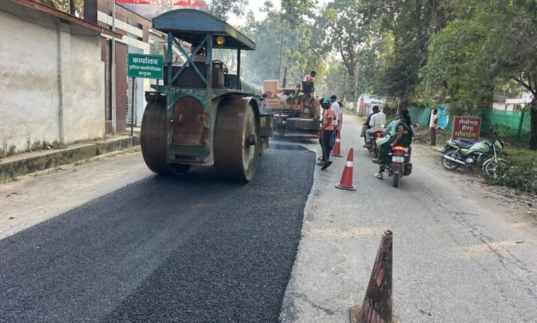 उप मुख्यमंत्री अरुण साव के निर्देश पर एक्शन में पीडब्ल्यूडी, सड़कों की मरम्मत युद्धस्तर पर शुरू 1 aamaadmi.in