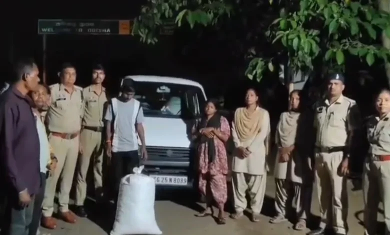 मां-बेटे निकले तस्कर: पुलिस ने चेकपोस्ट पर किया गिरफ्तार, 9 लाख का गांजा जब्त 1 aamaadmi.in