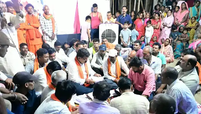 देवी पंडाल बने जनसमस्या निवारण के केंद्र, उप मुख्यमंत्री विजय शर्मा ने मां दुर्गा के चरणों में बैठकर सुनीं ग्रामीणों की समस्याएं 1 aamaadmi.in