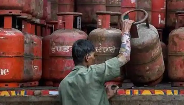 1 अक्टूबर से बिना Aadhaar e-KYC नहीं मिलेगा 14.2 kg का सब्सिडी वाला LPG सिलेंडर, नए नियम लागू 1 aamaadmi.in