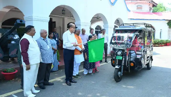 राज्यपाल श्री डेका द्वारा बाल कल्याण परिषद को ई रिक्शा प्रदत्त 1 aamaadmi.in