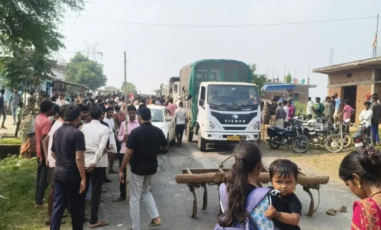 ट्रैक्टर की टक्कर से महिला की मौके पर ही मौत, गुस्साए ग्रामीणों ने मध्य प्रदेश-छत्तीसगढ़ को जोड़ने वाली सड़क पर किया चक्काजाम 1 aamaadmi.in