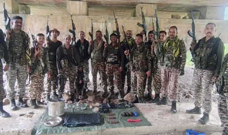जमीन से निकला मौत का सामान : नक्सली डंप से टिफिन IED समेत कई विस्फोटक बरामद, CRPF ने किया डिफ्यूज 1 aamaadmi.in