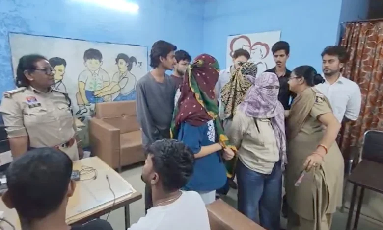 गरबा की वेशभूषा में सिगरेट और पिस्टलनुमा वस्तु दिखाने पर बवाल, वीडियो वायरल होने के बाद 9 आरोपी गिरफ्तार 1 aamaadmi.in